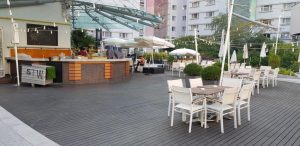 Prime si Sharkia, terasele de vara din curtea interioara a hotelului Radisson