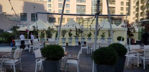 Prime si Sharkia, terasele de vara din curtea interioara a hotelului Radisson