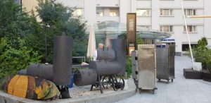 Prime si Sharkia, terasele de vara din curtea interioara a hotelului Radisson