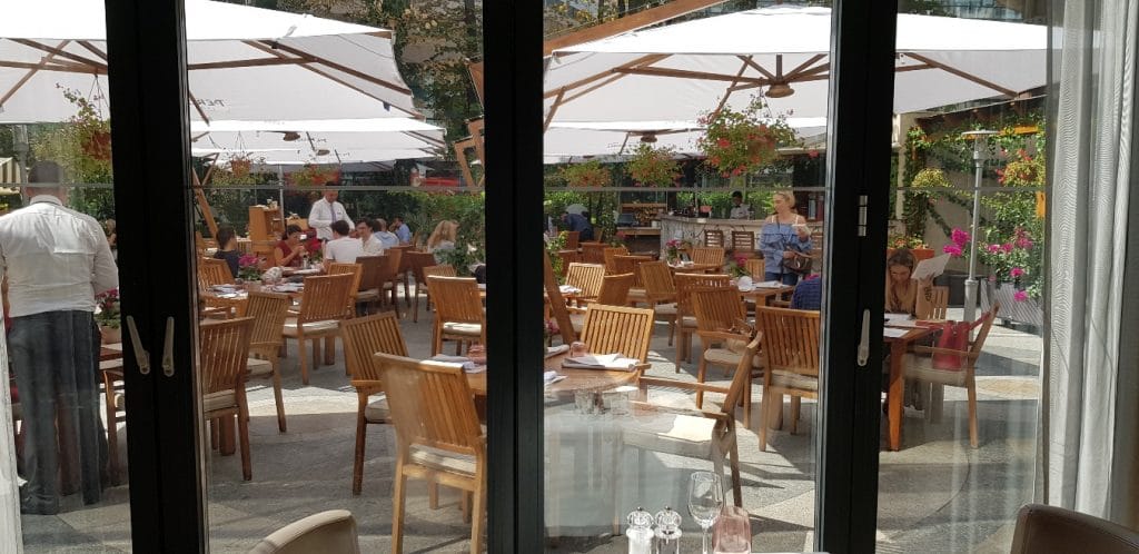 Restaurantul Robertos de la Athenee Palace Hilton cu a sa terasa La Strada