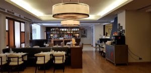 Restaurantul Robertos de la Athenee Palace Hilton cu a sa terasa La Strada