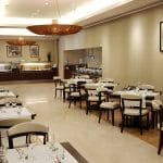 Restaurantul Robertos de la Athenee Palace Hilton cu a sa terasa La Strada