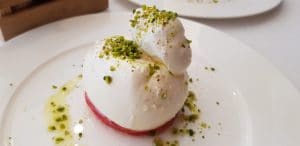 Restaurantul Robertos de la Athenee Palace Hilton cu a sa terasa La Strada