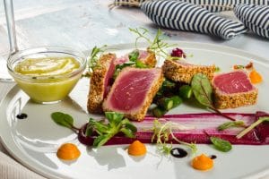 Ton in crusta de susan cu sparanghel la gratar