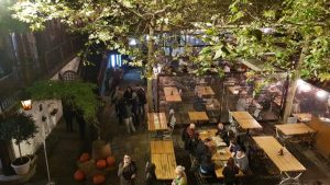 Hanul lui Manuc, terasa cu platani