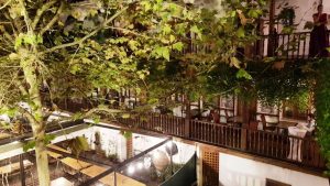 Hanul lui Manuc, terasa cu platani