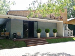 Il Locale, intrarea din spate