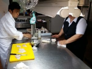 Shuichiro Sumiyoshi in bucatarie