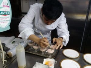 Shuichiro Sumiyoshi in bucatarie