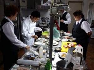 Shuichiro Sumiyoshi in bucatarie