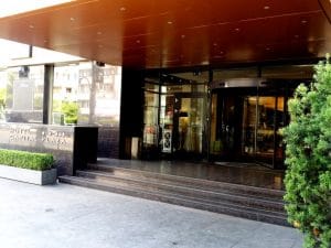 1880, restaurantul hotelului Capital Plaza