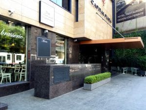 1880, restaurantul hotelului Capital Plaza