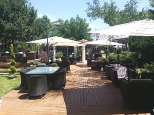 Bonton Palace, terasa cu piscina in Parcul Herastrau