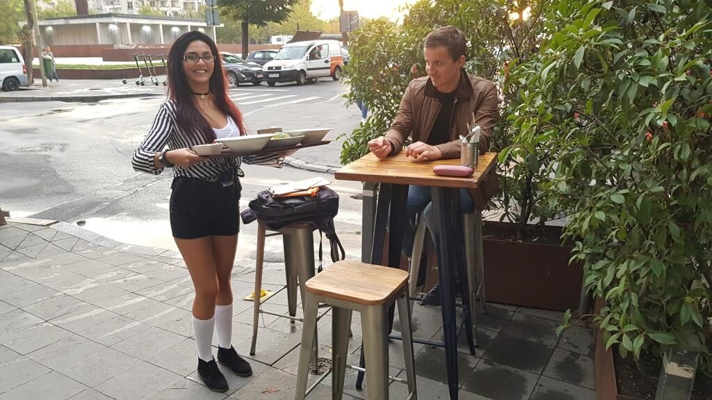 Chelnerita adorabila intr-un restaurant boem si admiratorii ei