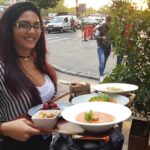 Chelnerita adorabila intr-un restaurant boem