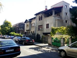 Intrarea Bitolia din Dorobanti, cu restaurantul Frudisiac