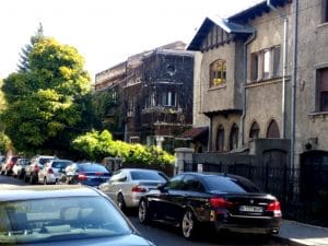 Intrarea Bitolia din Dorobanti, cu restaurantul Frudisiac