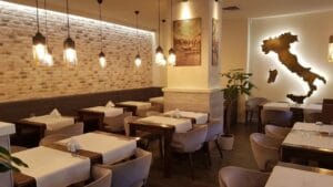 Mezzaluna, restaurant cu bucatarie italiana populara