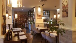 Mezzaluna, restaurant cu bucatarie italiana populara