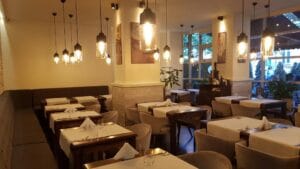 Mezzaluna, restaurant cu bucatarie italiana populara