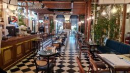 Mic dejun la restaurantul Fratellini