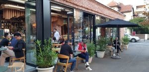 Cafeneaua de pe Beller in care se fumeaza ilegal