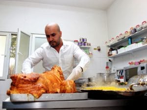Oaia pregatita de bucatarul Ahmad la restaurantul Damascus Palace