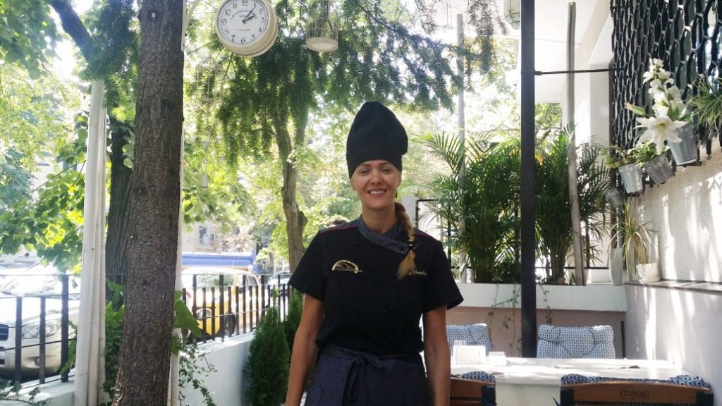 Angelica (Angi), patroana si bucatareasa de la Pata Negra