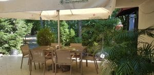 Quattro Stagioni. trattoria in Parcul Hearstrau la Piata Charles de Gaulle