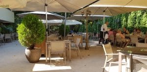 Quattro Stagioni. trattoria in Parcul Hearstrau la Piata Charles de Gaulle