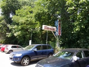 Riviera, restaurant international in Parcul National