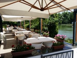 Riviera, restaurant international in Parcul National