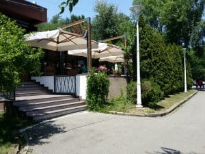 Riviera, restaurant international in Parcul National