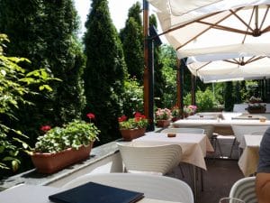Riviera, restaurant international in Parcul National