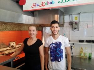 Samy si Mary, chelnerii veseli de la Sis Kebab...