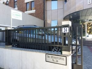 Strada Sevastopol cu restaurantul panoramic Upstairs Rooftop