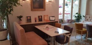 Bistrou si patiserie facut de Ana Consulea