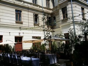 Aida Bistro, restaurant cu terasa la Palatul Bragadiru