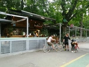 Baraka, terasa boema de hipsteri si skateri in parcul Herastrau din Bucuresti