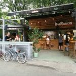 Baraka, terasa boema de hipsteri si skateri in parcul Herastrau din Bucuresti