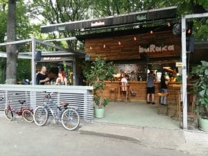 Baraka, terasa boema de hipsteri si skateri in parcul Herastrau din Bucuresti