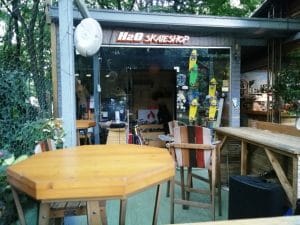 Baraka, terasa boema de hipsteri si skateri in parcul Herastrau din Bucuresti