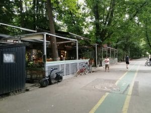 Baraka, terasa boema de hipsteri si skateri in parcul Herastrau din Bucuresti