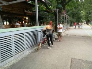 Baraka, terasa boema de hipsteri si skateri in parcul Herastrau din Bucuresti