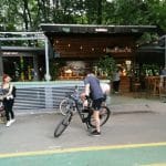 Baraka, terasa boema de hipsteri si skateri in parcul Herastrau din Bucuresti