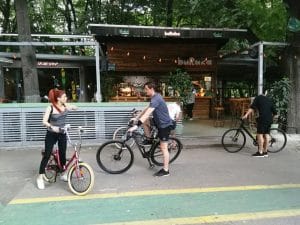 Baraka, terasa boema de hipsteri si skateri in parcul Herastrau din Bucuresti