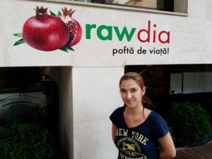 Carina, chelnerita vesela de la Rawdia