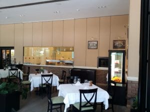 Golden Blitz, restaurant cu specific romanesc la Razoare