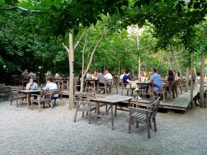 Gradina Eden, terasa boema pe Calea Victoriei in Bucuresti