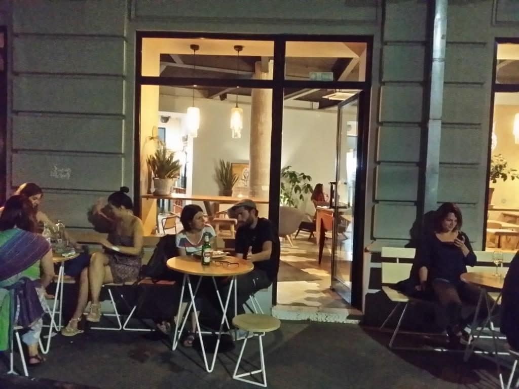 M60, cafenea cofetarie boema in Piata Amzei